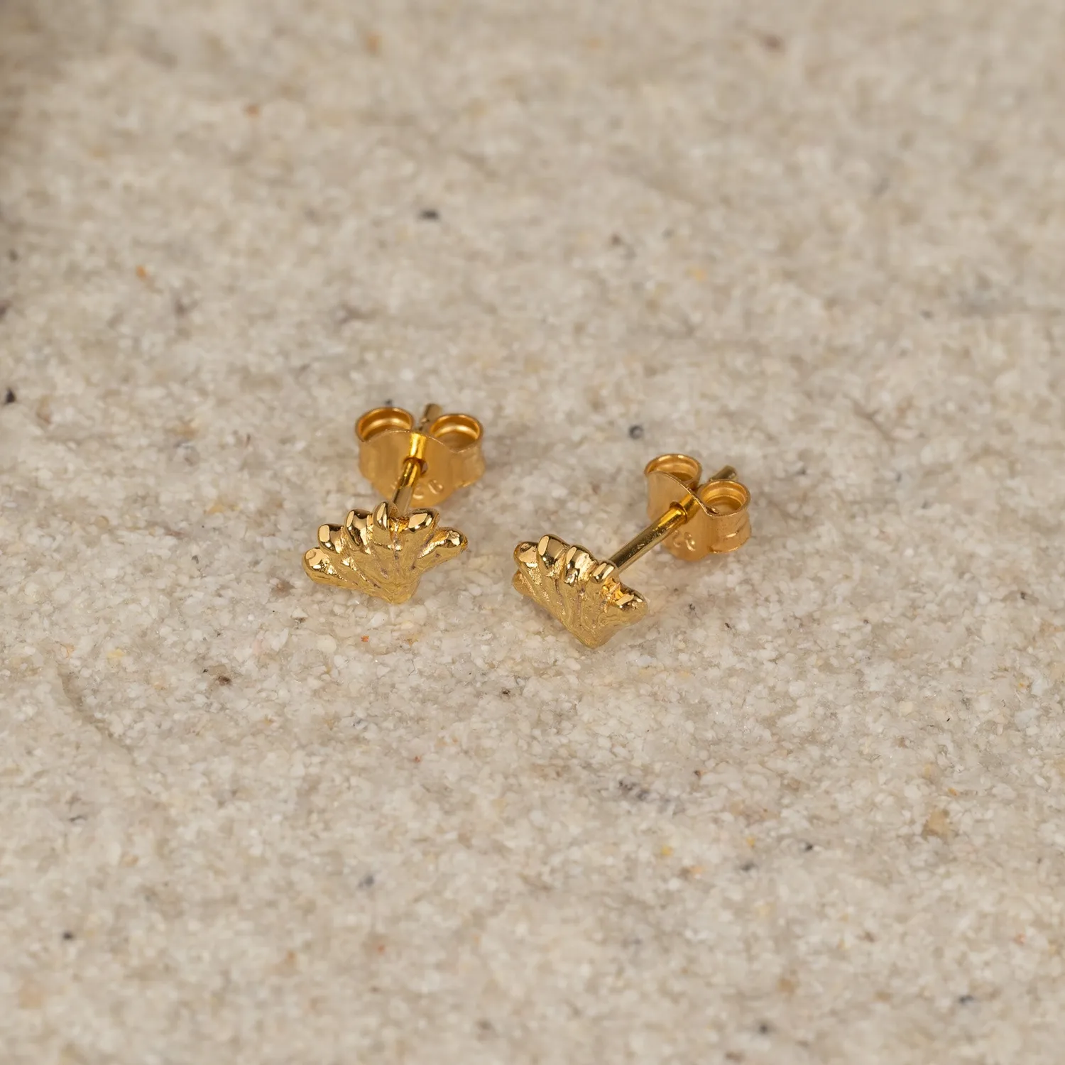 Sisi Copenhagen Shelly Golden Stud ørestikker 8 mm forgyldt