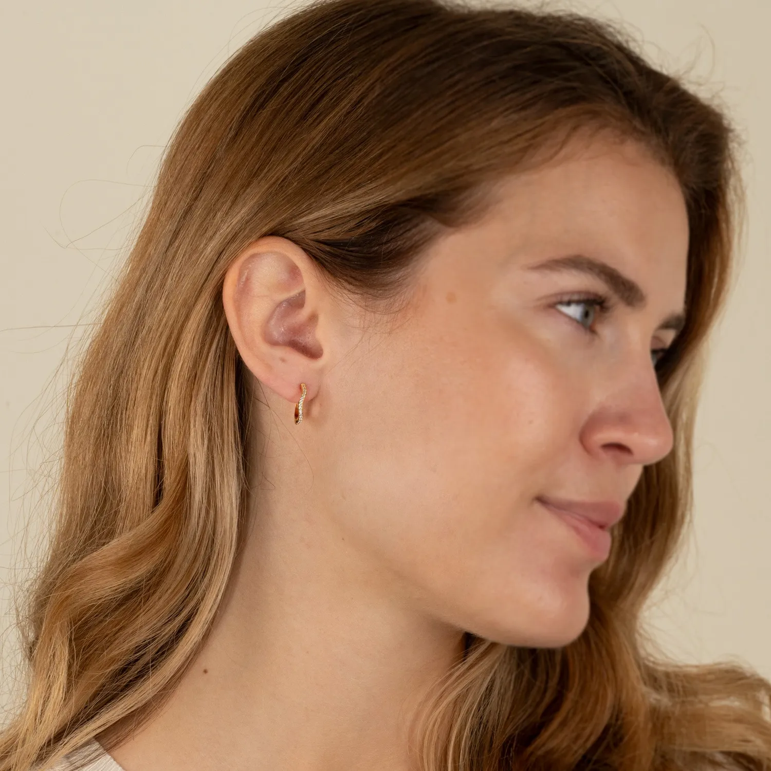 Sisi Copenhagen Gaia Crystal huggie øreringe forgyldt