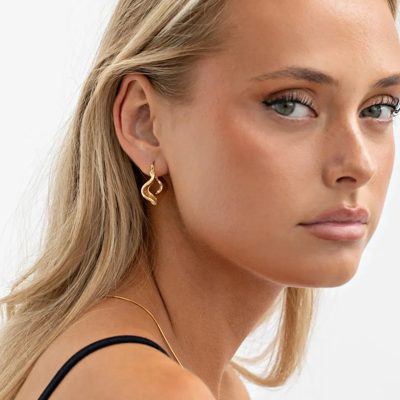TIMI OF SWEDEN Zeina bølgede hoops forgyldt 24 mm