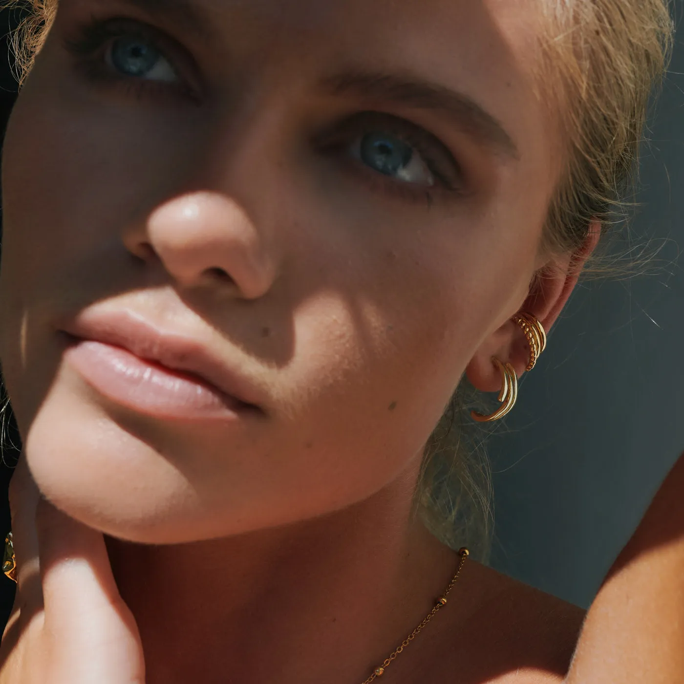 TIMI OF SWEDEN Aylani ear cuff guld bred 15 mm