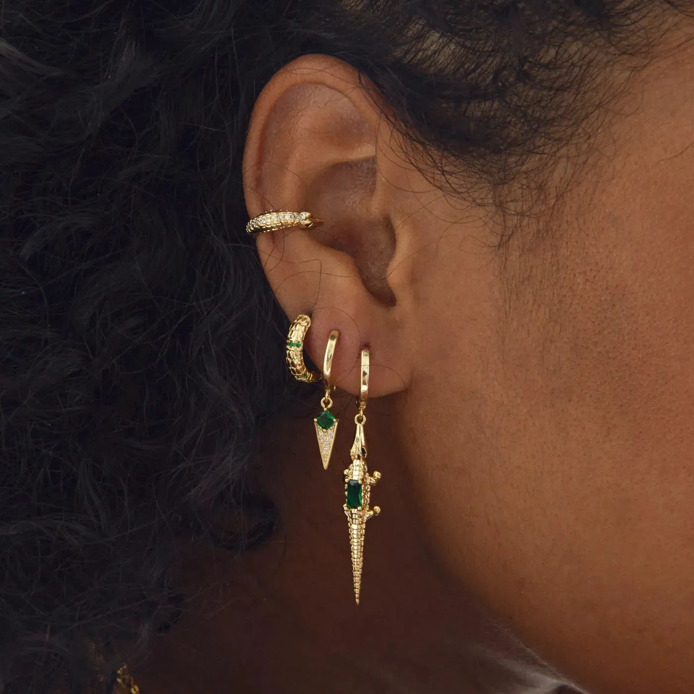 TIMI OF SWEDEN Arya huggie hoops øreringe guld grøn krystal