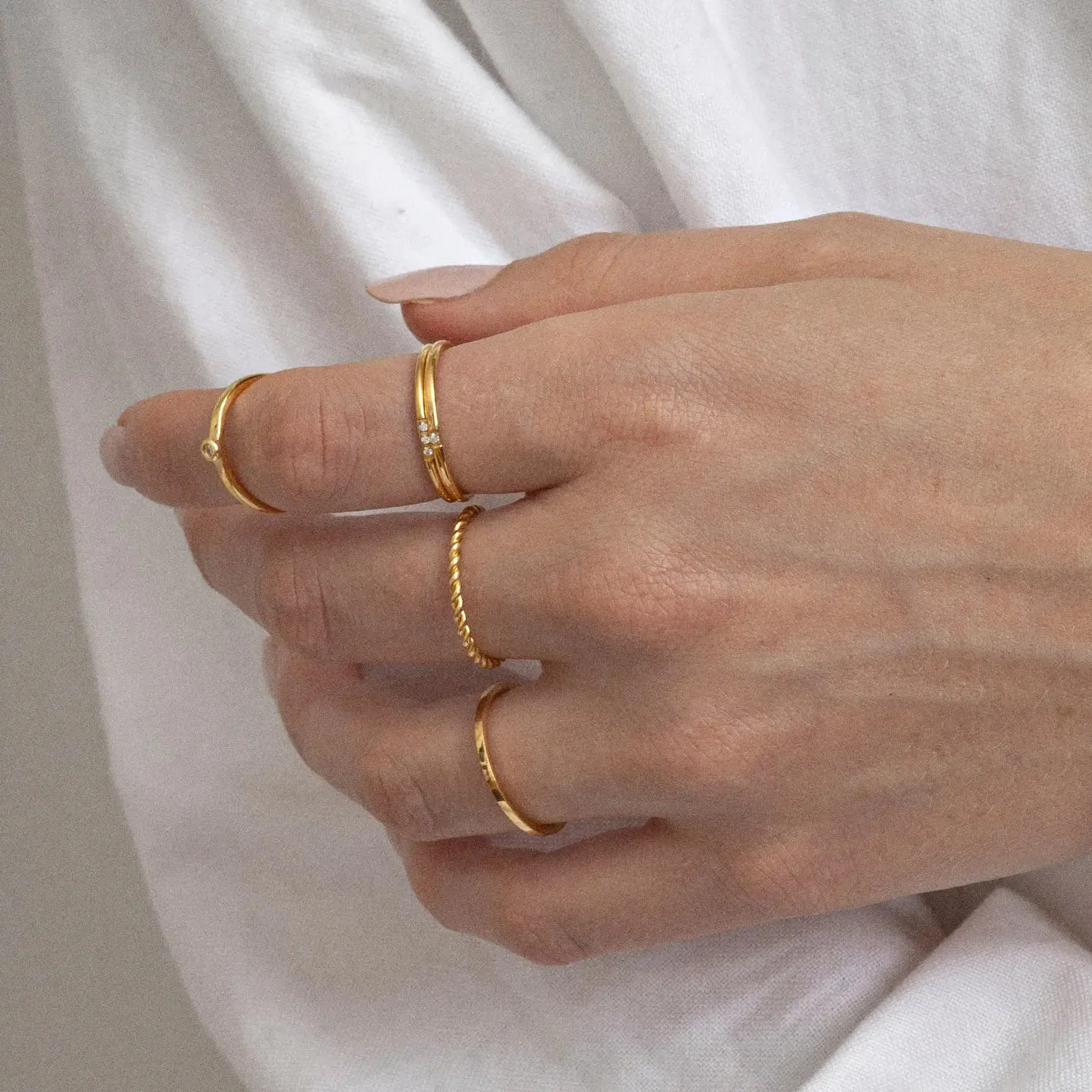 TIMI OF SWEDEN Evi snoet ring rustfrit stål guld str. 17