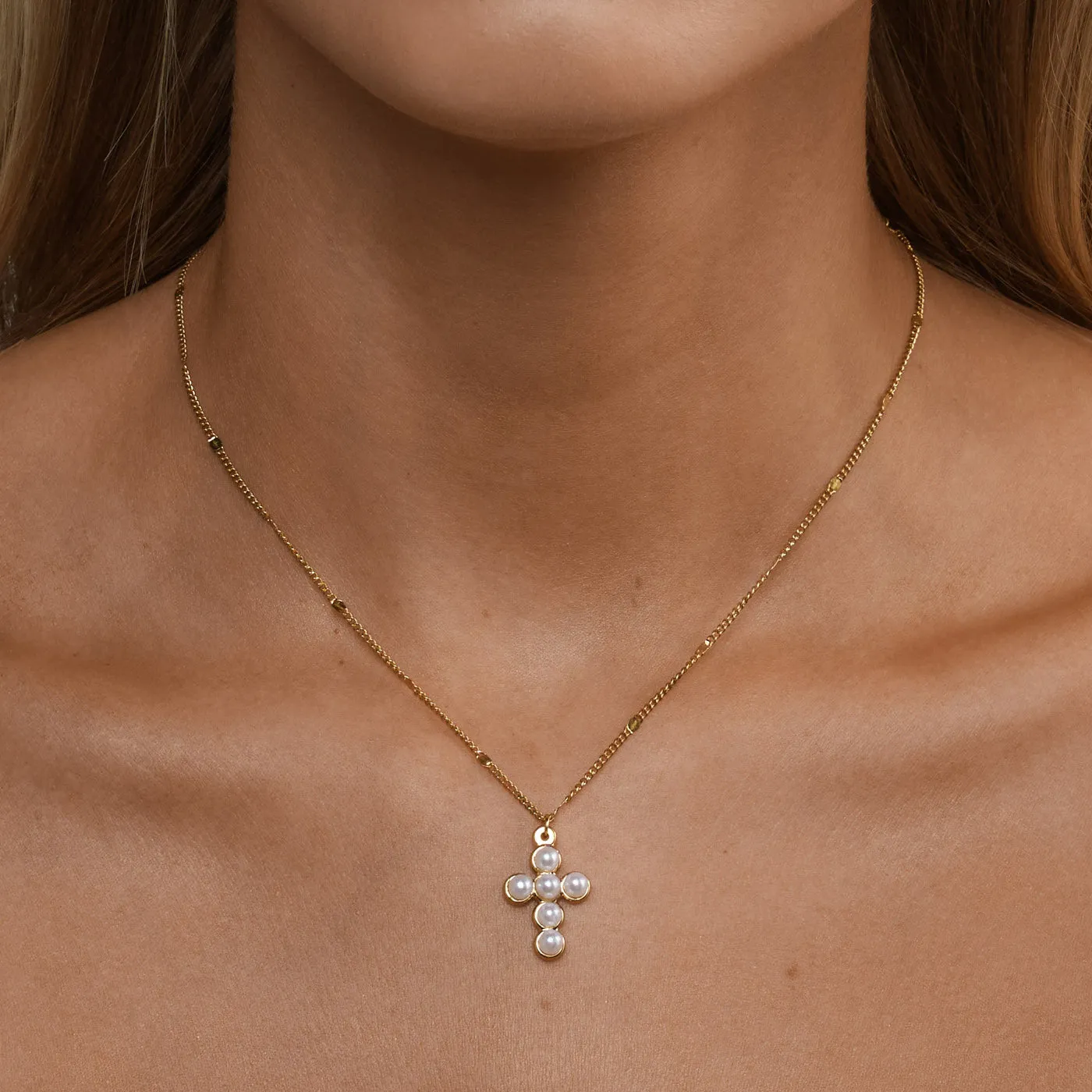 TIMI OF SWEDEN Essie halskæde kors perle guld 35+5 cm