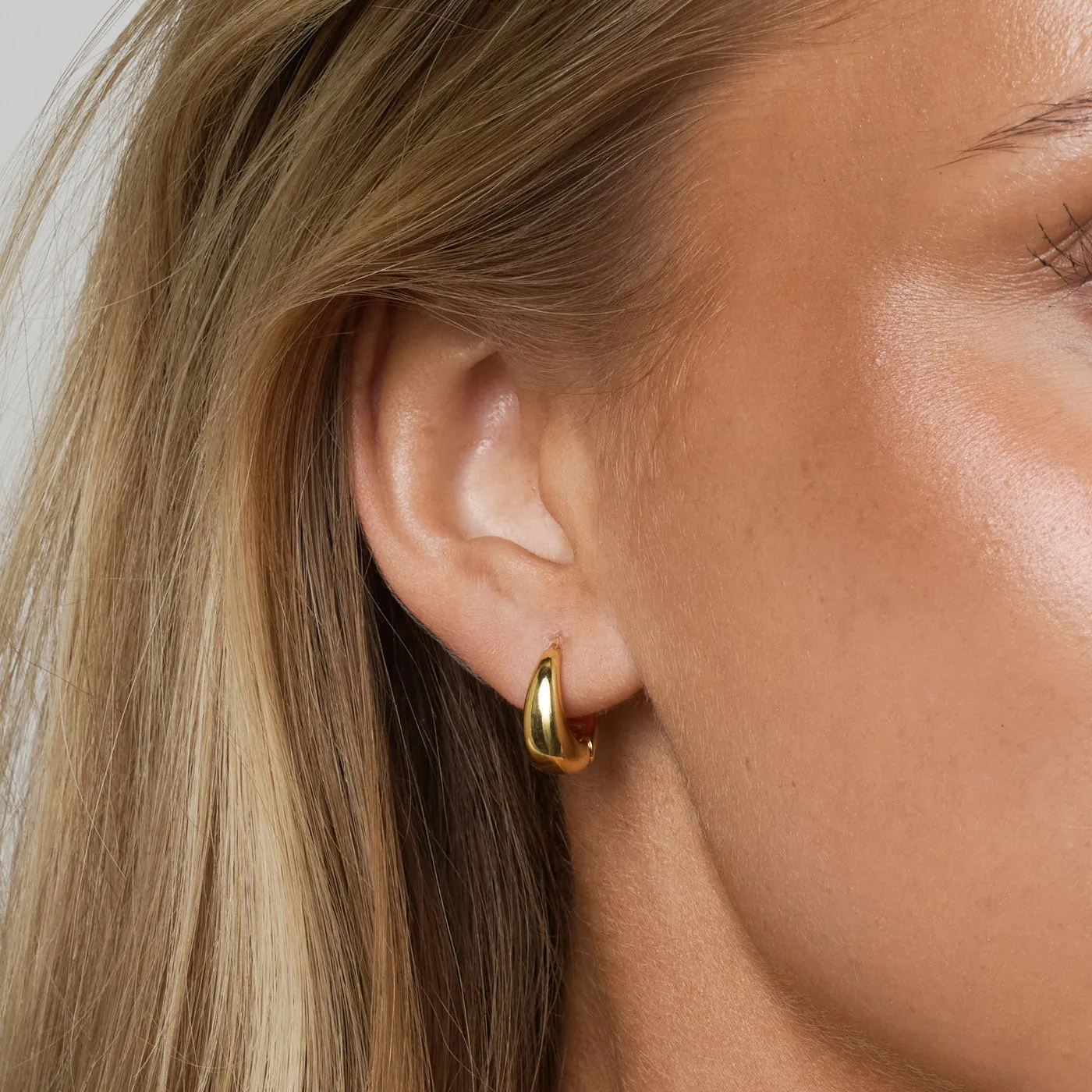 TIMI OF SWEDEN Hedvig hoop øreringe bred 15 mm guld