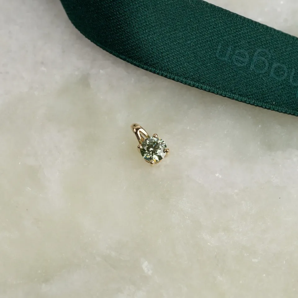 Sisi Copenhagen Prong Solitaire diamantvedhæng 0,5 ct guld grøn