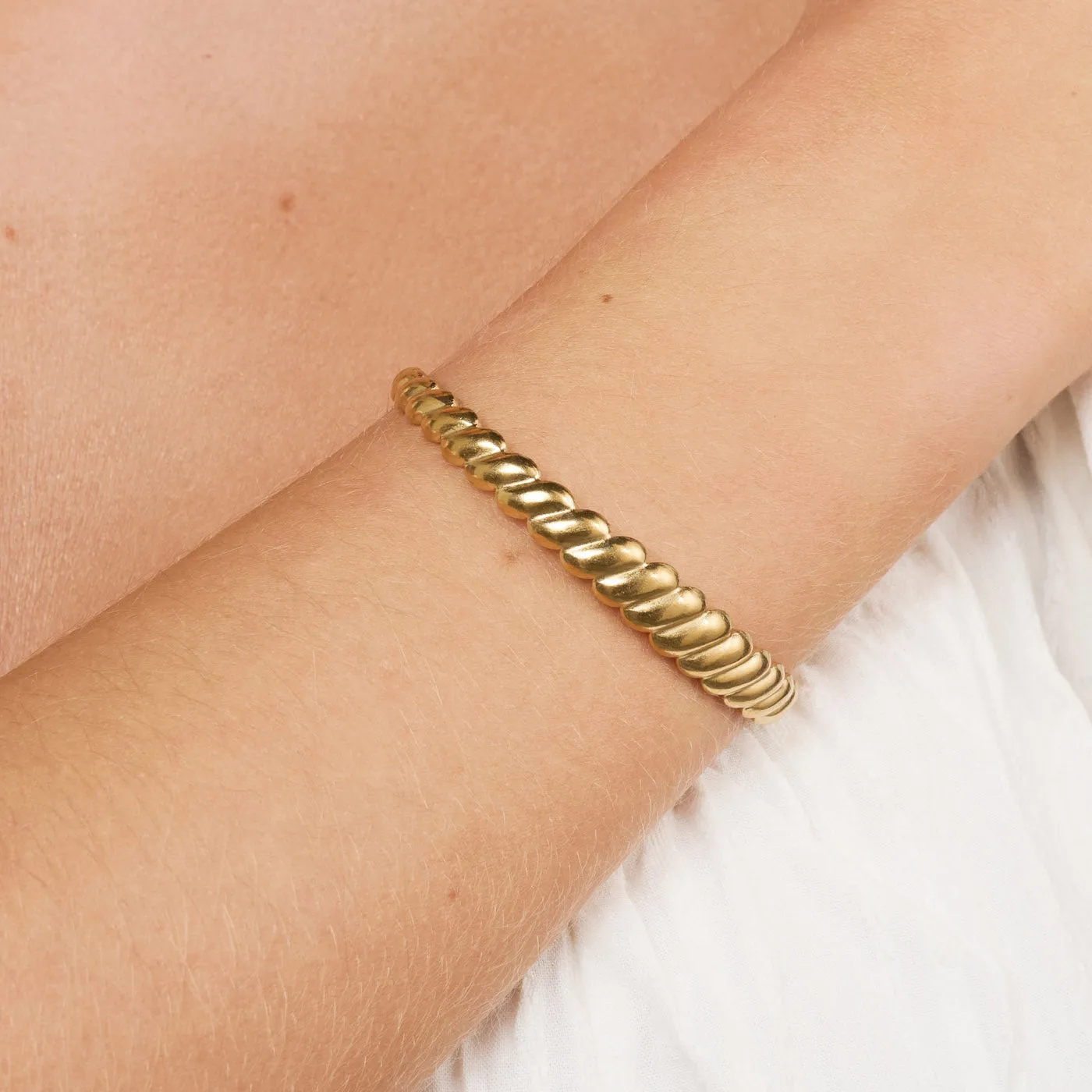 TIMI OF SWEDEN Isabel Croissant bangle armbånd guld 8 mm