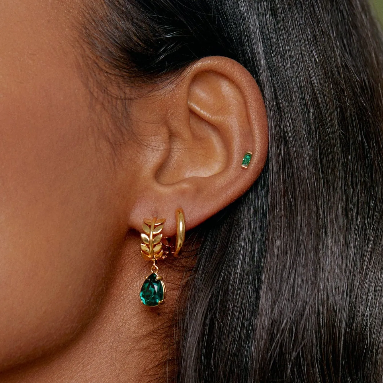 Orelia Emerald Baguette labret piercing guld smaragd