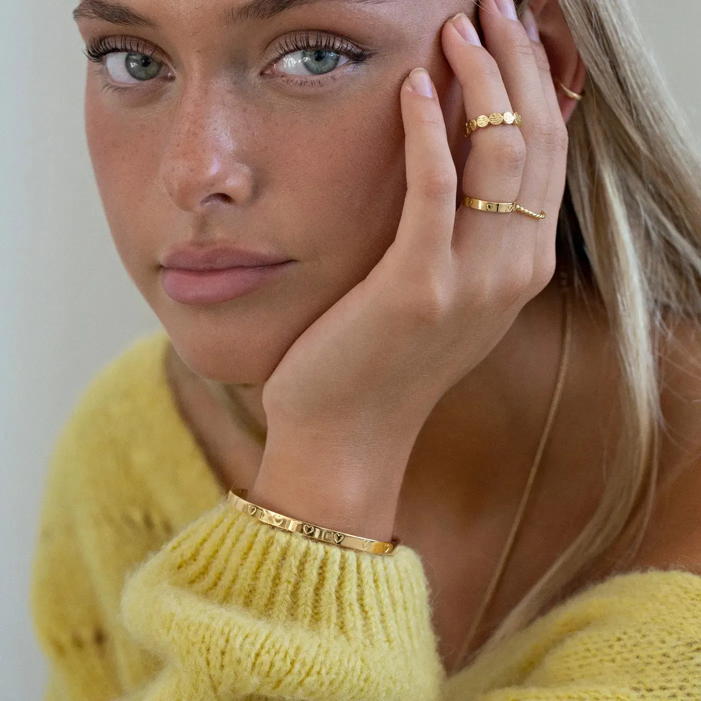 TIMI OF SWEDEN Hjertekontur armring guld justerbar