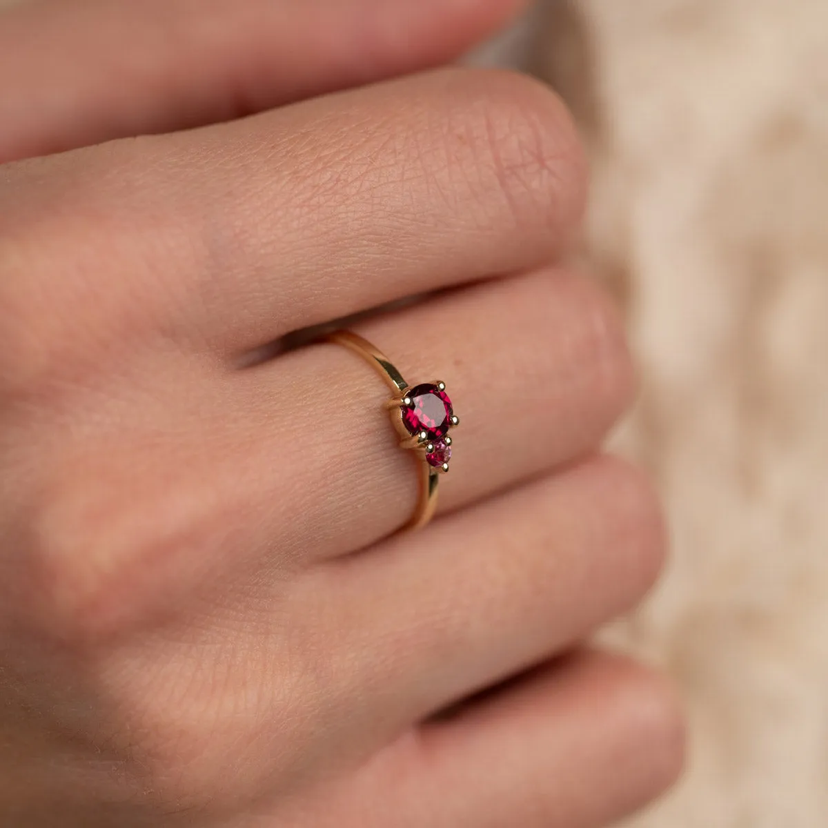 Sisi Copenhagen Gladis Pink Rhodolite ring 9 kt guld