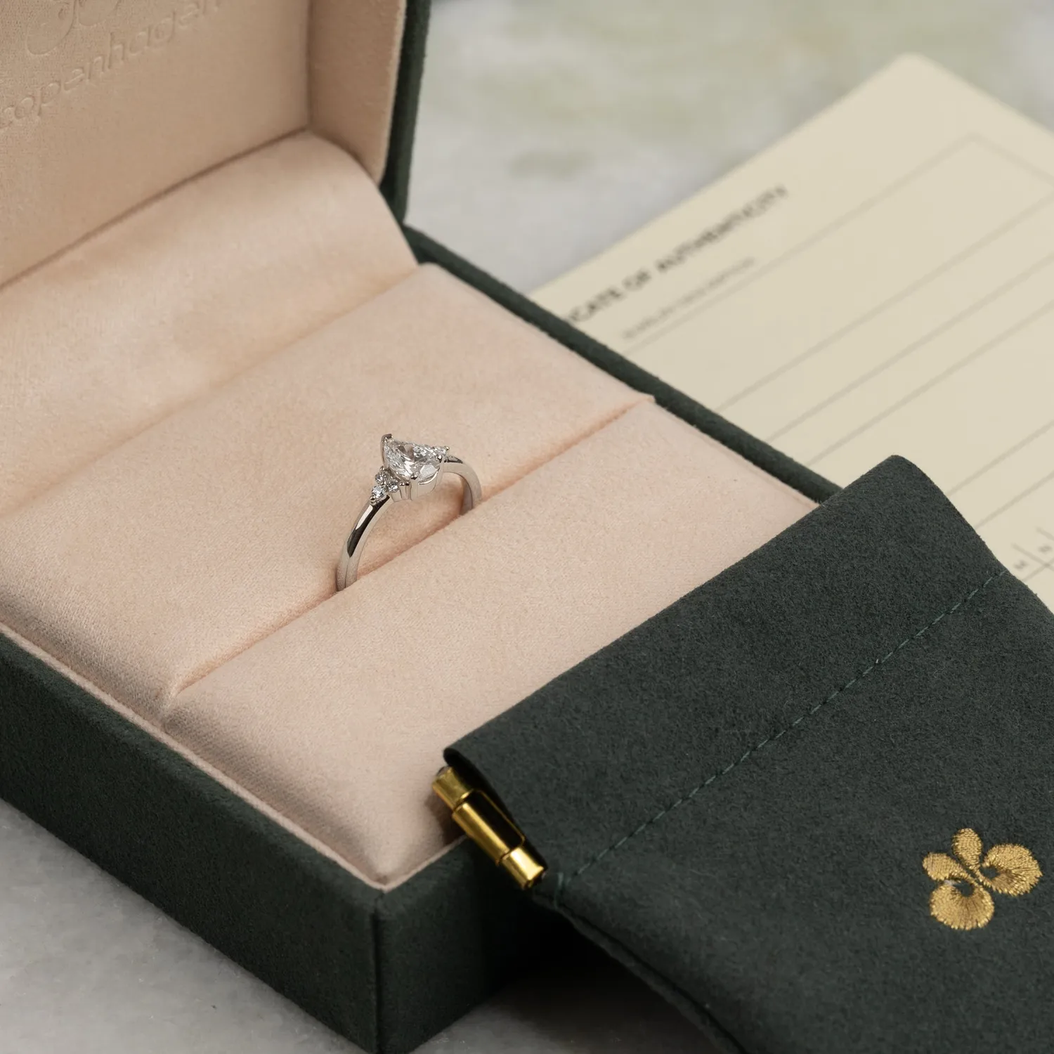 Sisi Copenhagen Triad pære diamantring 0,65ct hvidguld