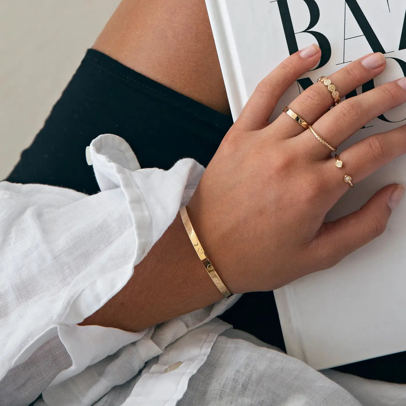 TIMI OF SWEDEN Hjertekontur armring guld justerbar