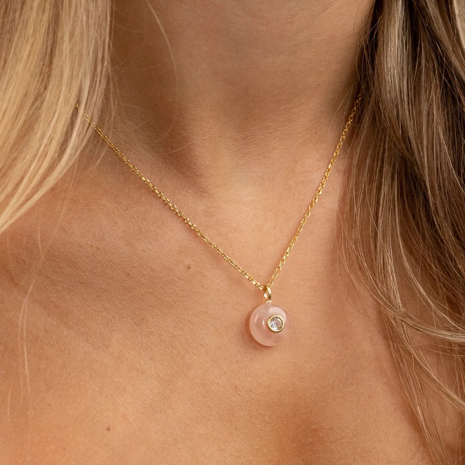 Sisi Copenhagen Amina Rose Quartz Golden Pendant vedhæng rosakvarts
