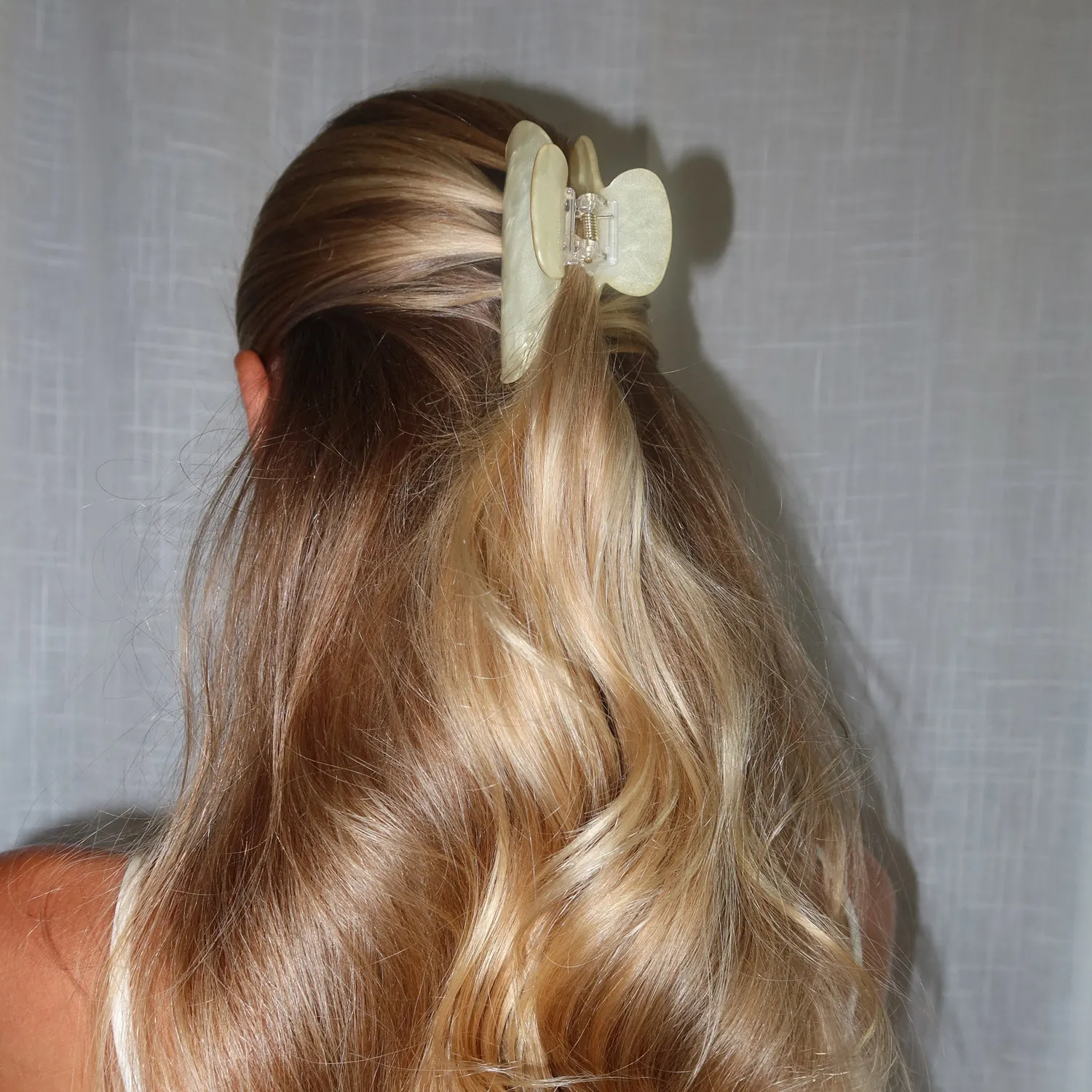TIMI OF SWEDEN Molly hårclips marmor 8 cm gul