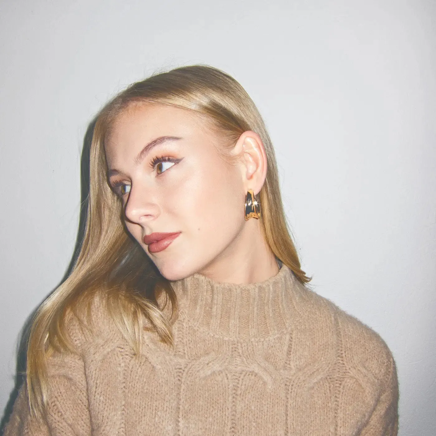 TIMI OF SWEDEN Store hamrede bøjleøreringe sølv